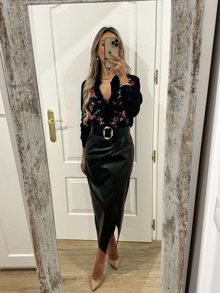 Falda polipiel negra con botones