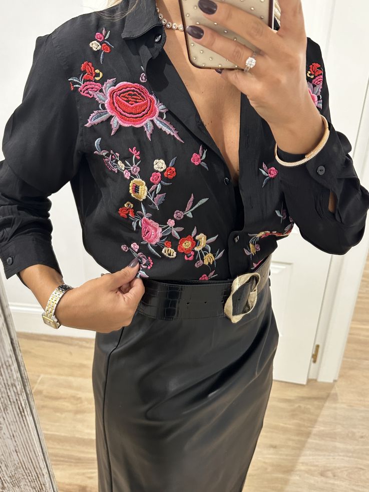 Falda polipiel negra con botones