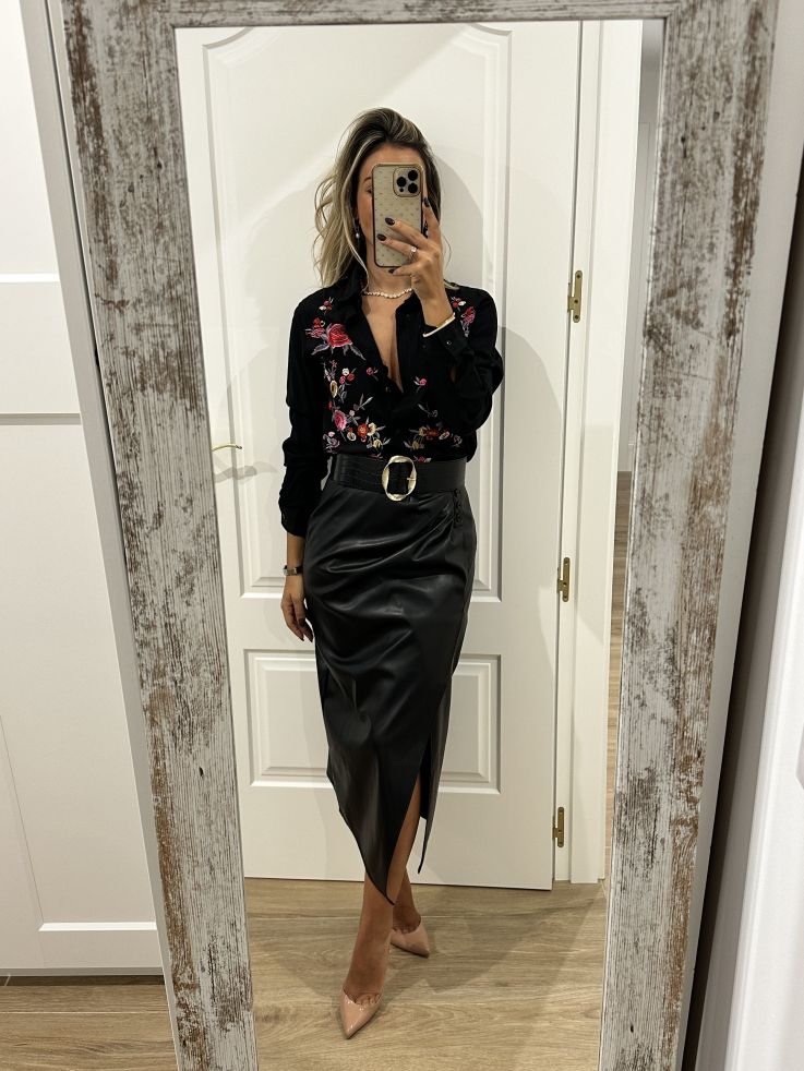 Falda polipiel negra con botones