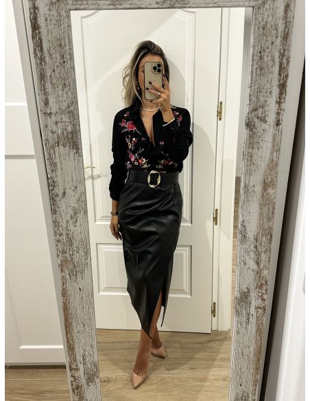 Falda polipiel negra con botones