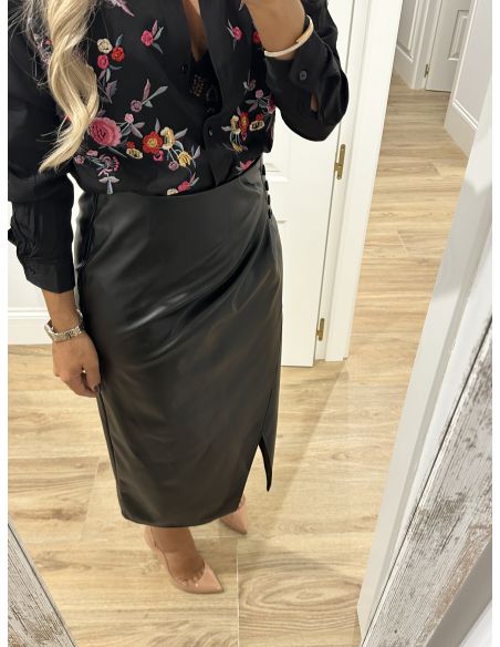 Falda polipiel negra con botones