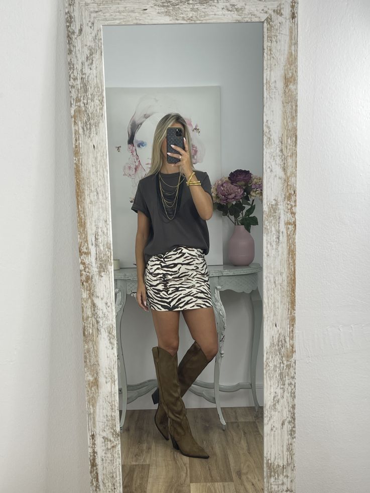 Camiseta básica gris cuello a la caja