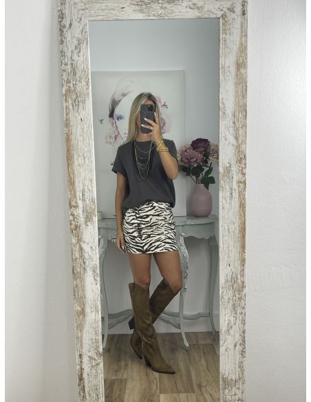 Camiseta básica gris cuello a la caja