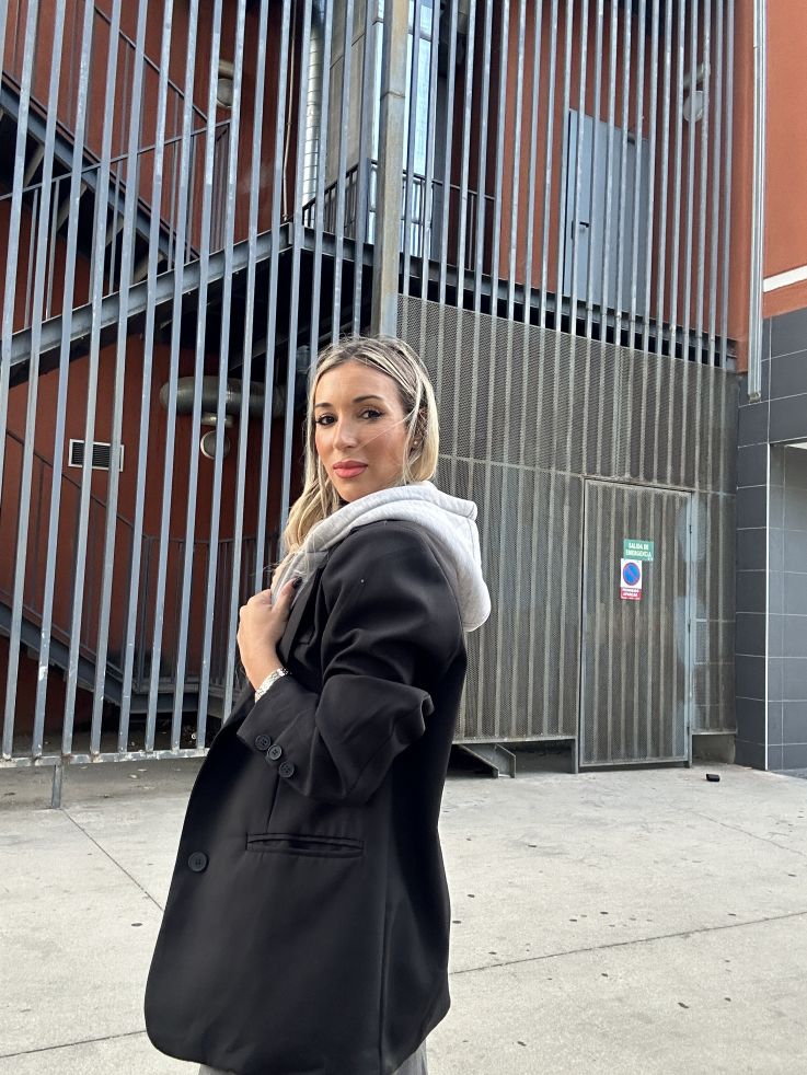 Chaqueta negro con capucha gris