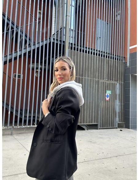 Chaqueta negro con capucha gris