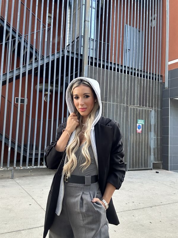 Chaqueta negro con capucha gris