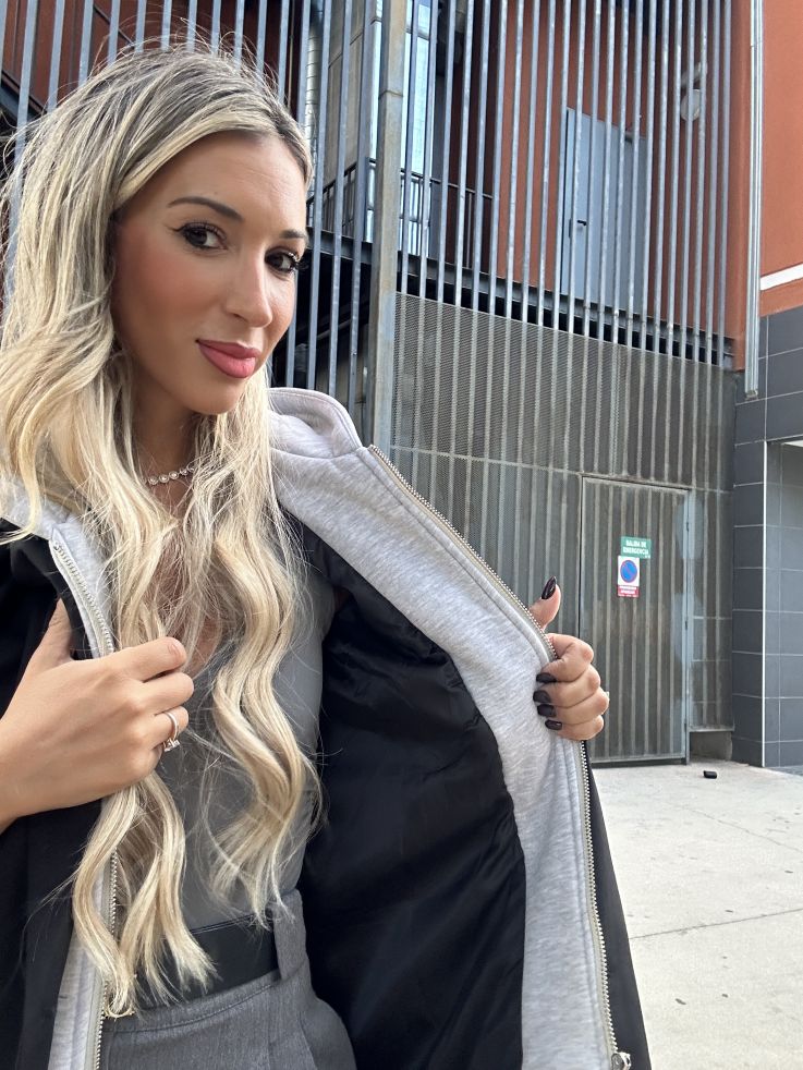 Chaqueta negro con capucha gris