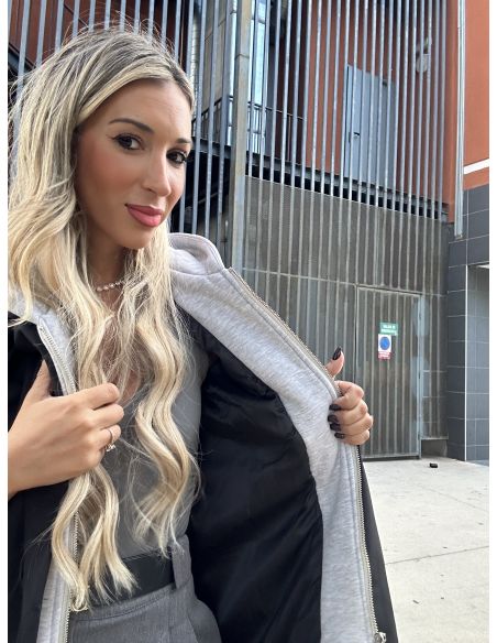 Chaqueta negro con capucha gris