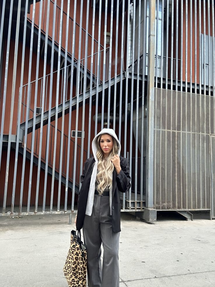 Chaqueta negro con capucha gris