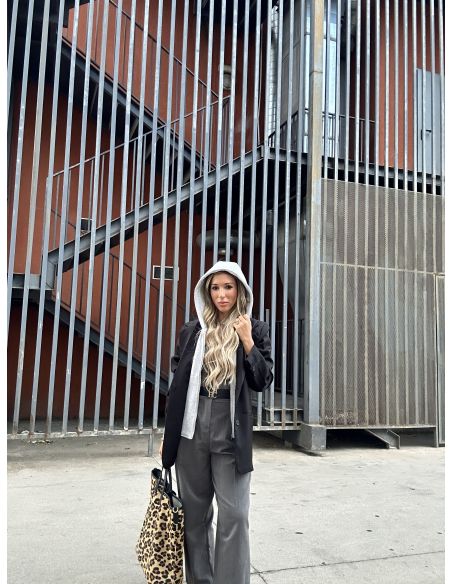 Chaqueta negro con capucha gris