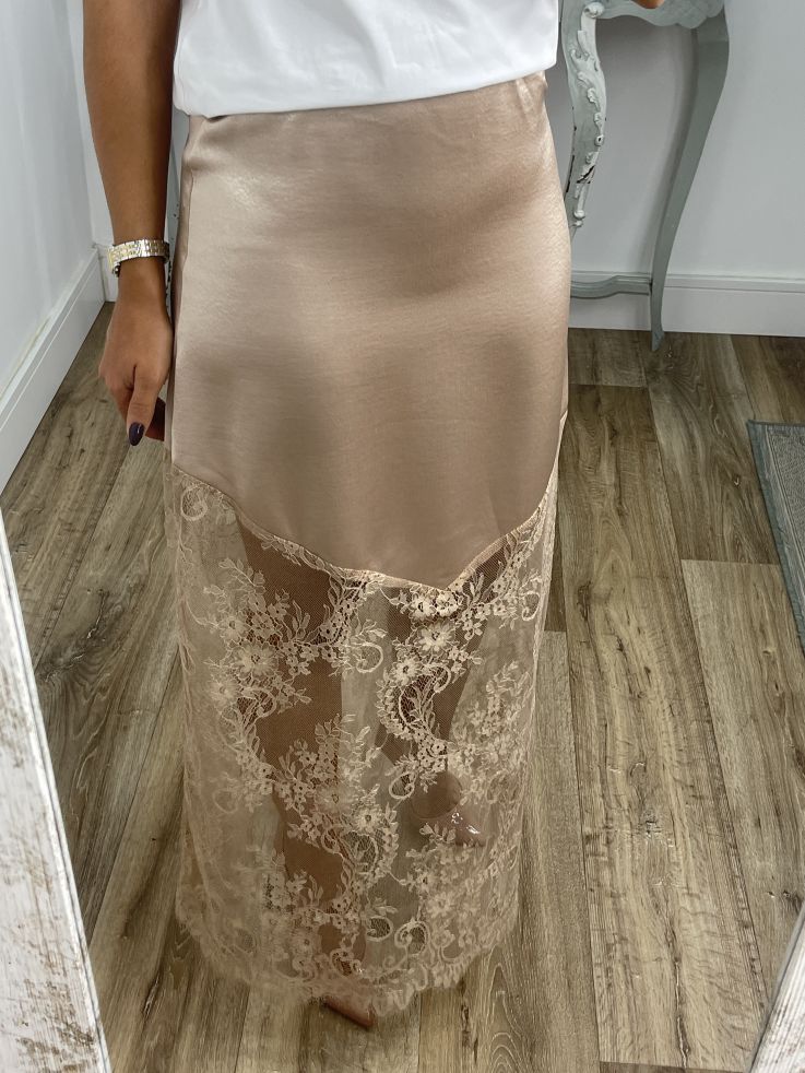 Falda satinada con puntilla camel