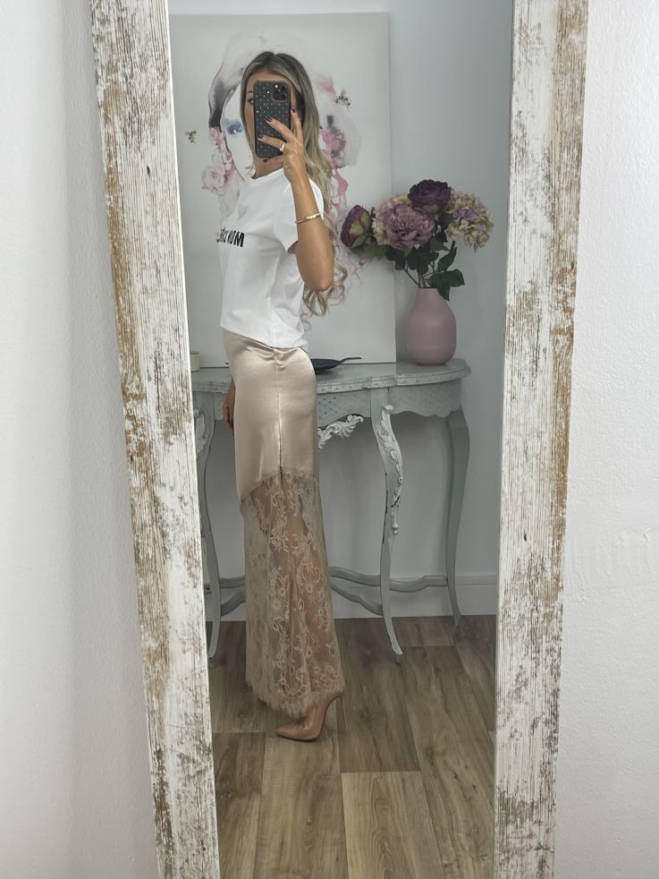 Falda satinada con puntilla camel