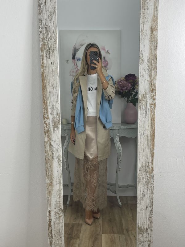 Falda satinada con puntilla camel