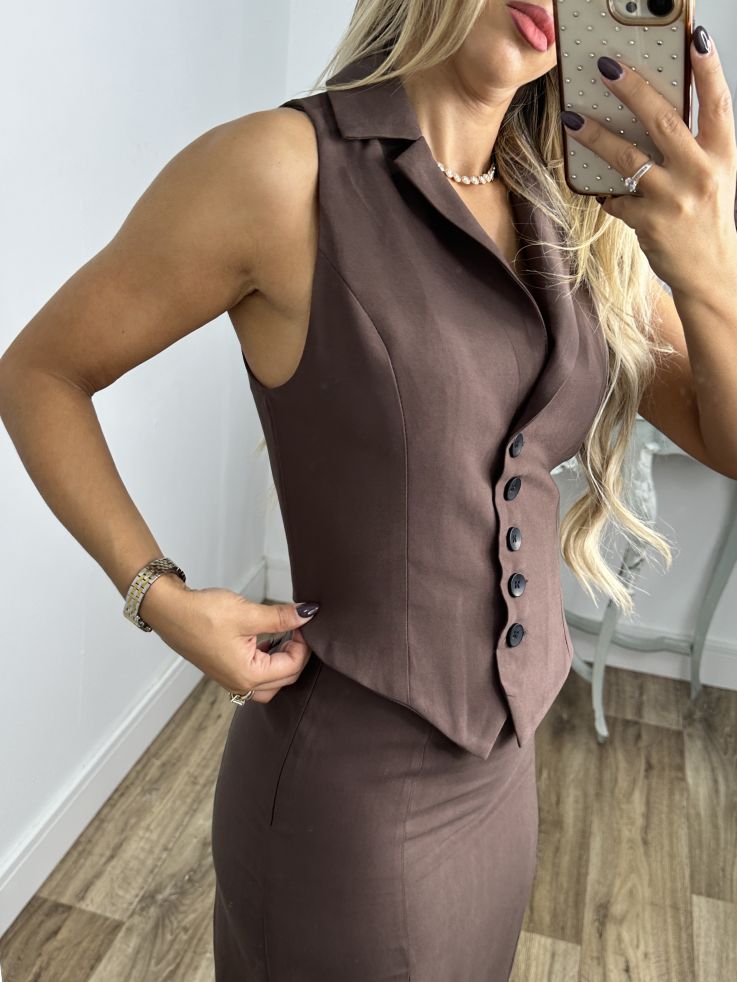 Conjunto Alejandra chocolate chaleco y falda