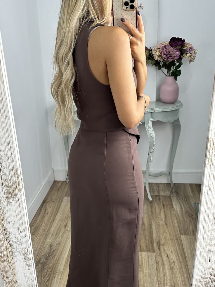 Conjunto Alejandra chocolate chaleco y falda