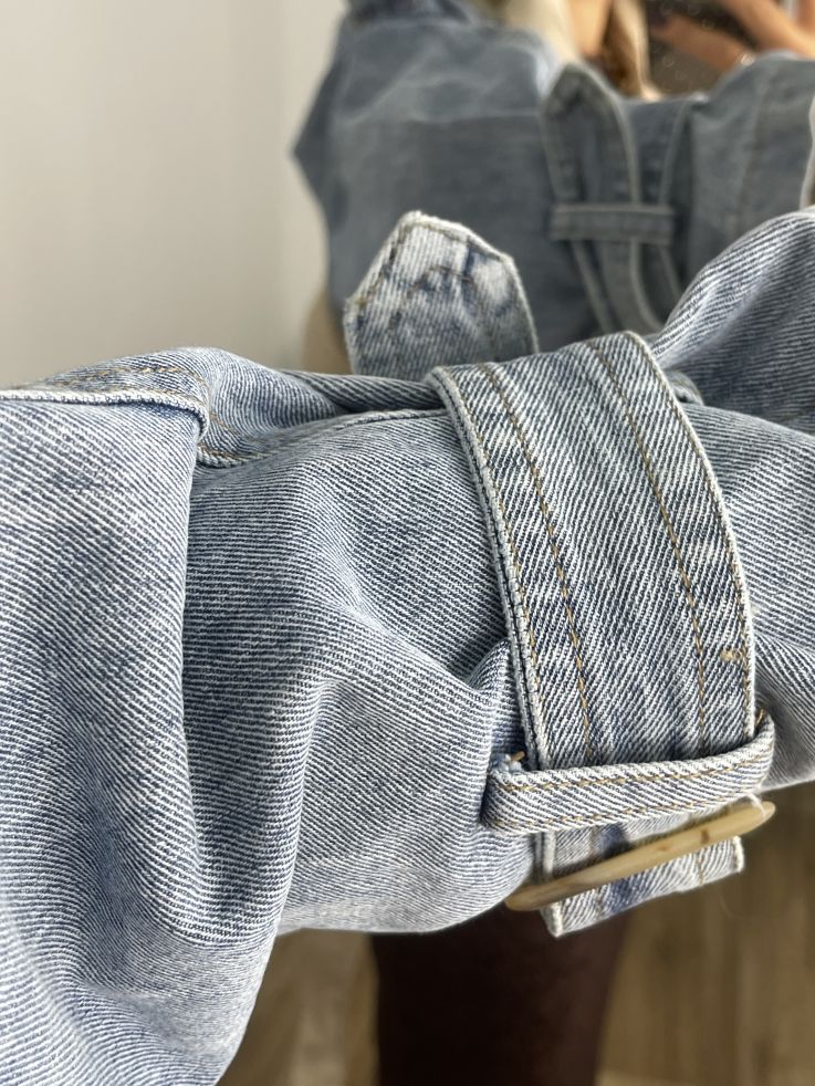 Gabardina corta beige y vaquera