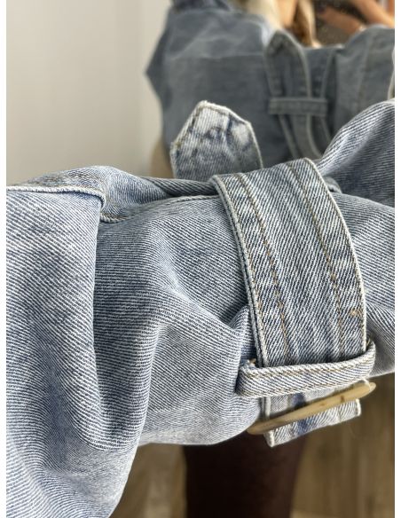 Gabardina corta beige y vaquera