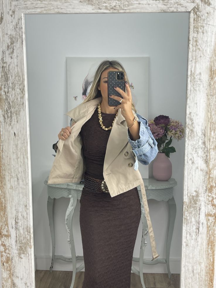 Gabardina corta beige y vaquera