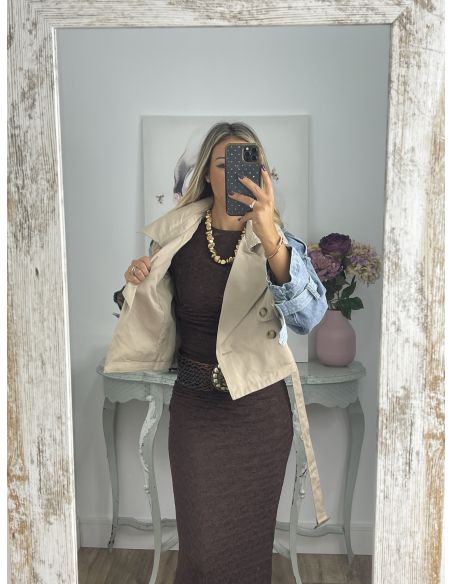 Gabardina corta beige y vaquera