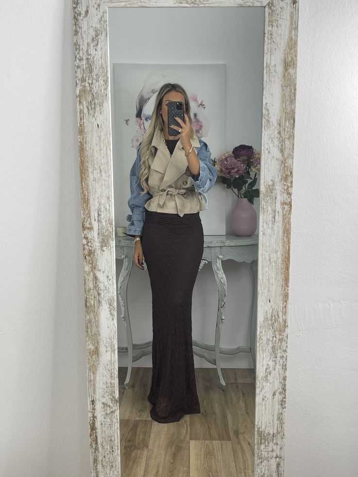 Gabardina corta beige y vaquera