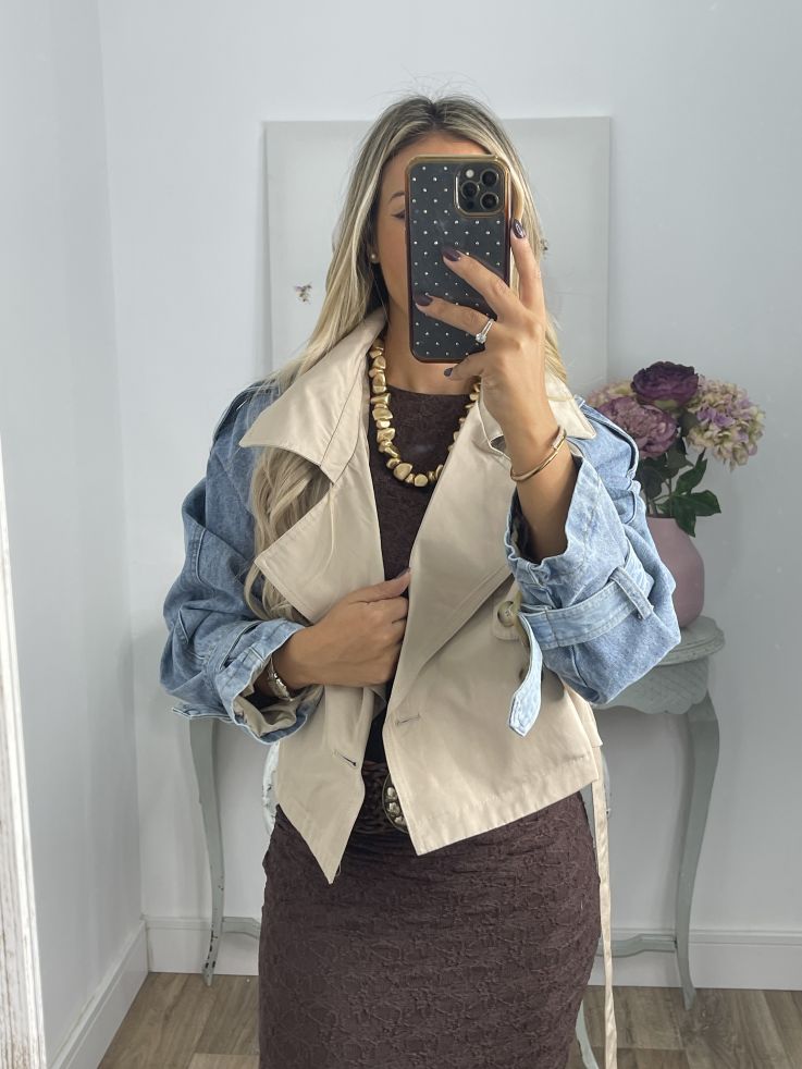 Gabardina corta beige y vaquera