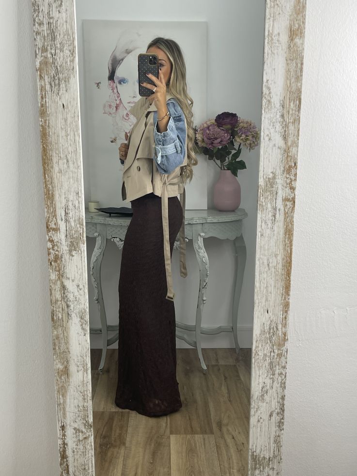 Gabardina corta beige y vaquera