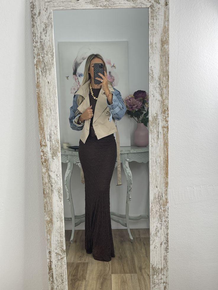 Gabardina corta beige y vaquera