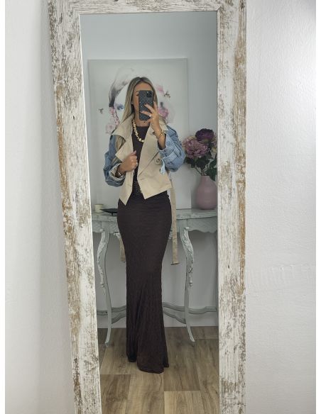 Gabardina corta beige y vaquera