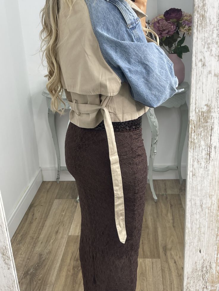 Gabardina corta beige y vaquera