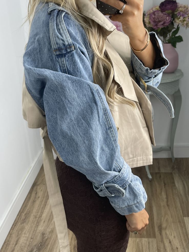 Gabardina corta beige y vaquera