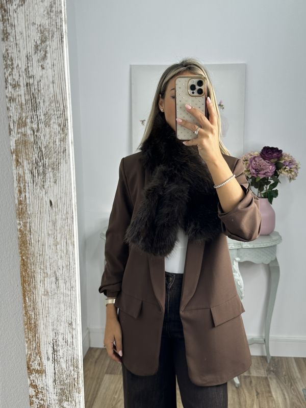 Cuello chocolate pelo sintético