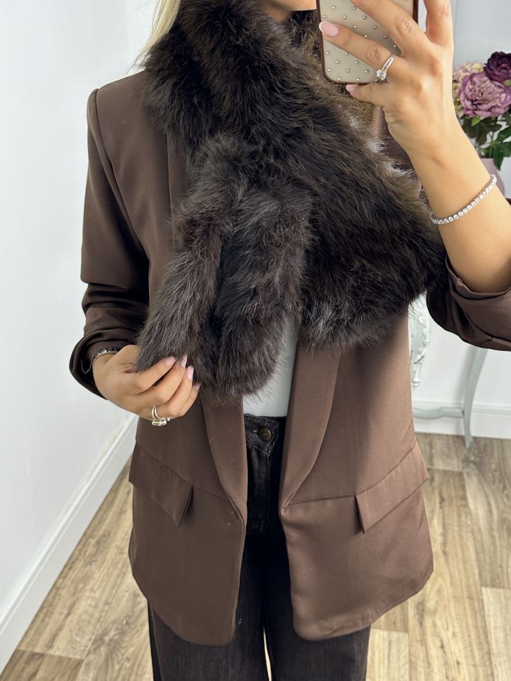 Cuello chocolate pelo sintético