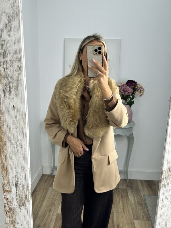 Cuello camel pelo sintético