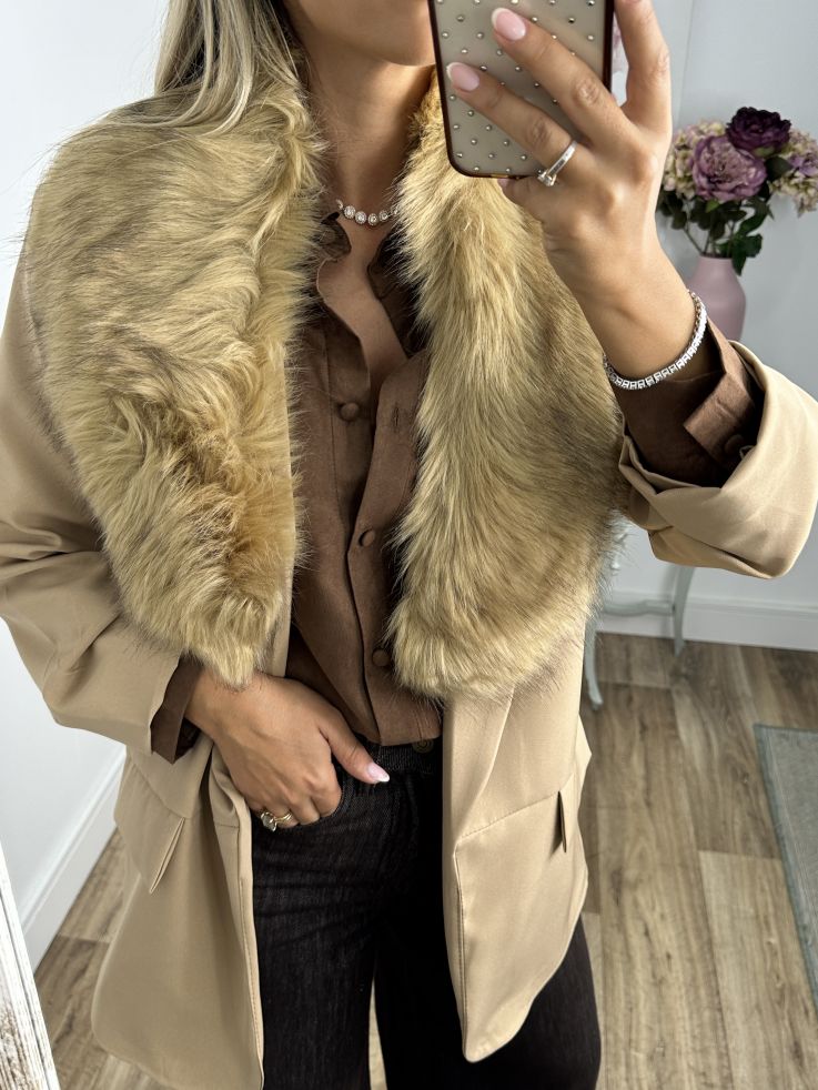 Cuello camel pelo sintético