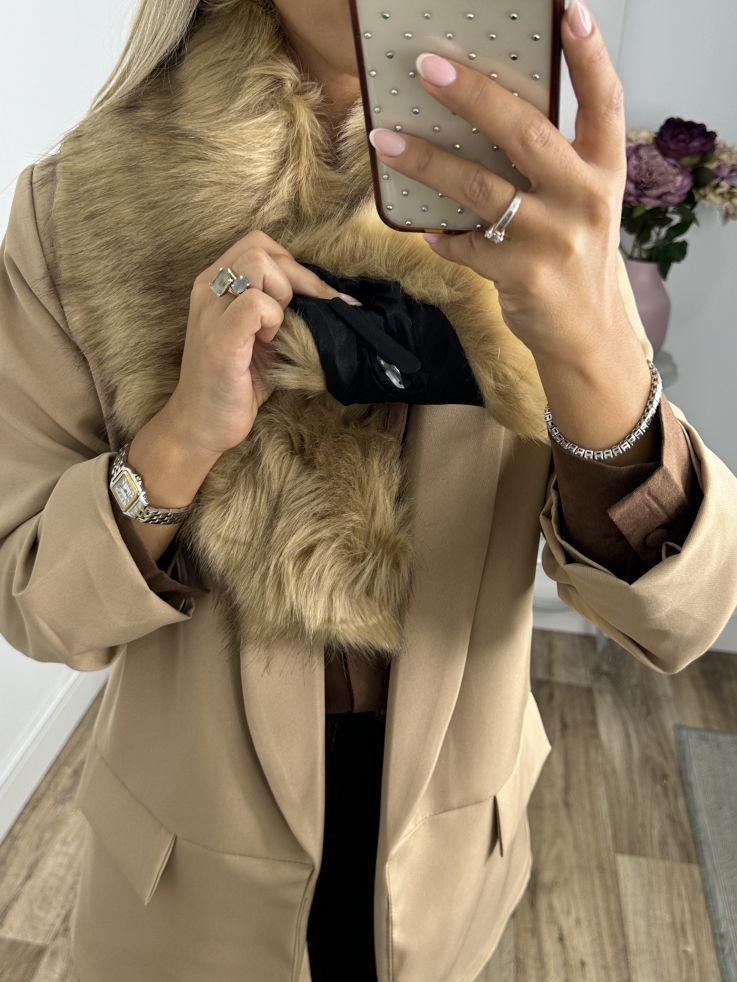 Cuello camel pelo sintético