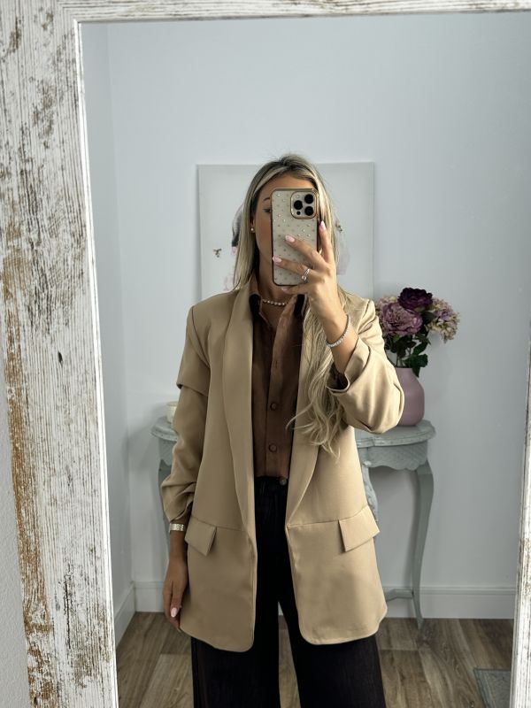 Blazer camel manga fruncida