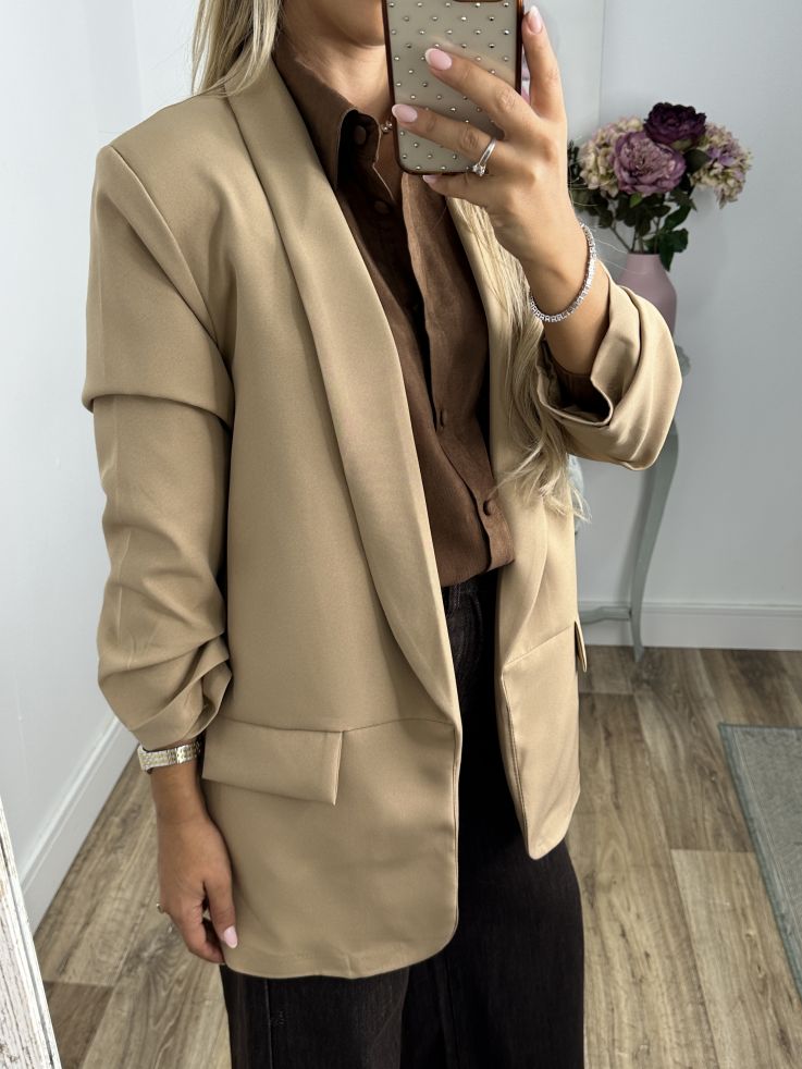 Blazer camel manga fruncida