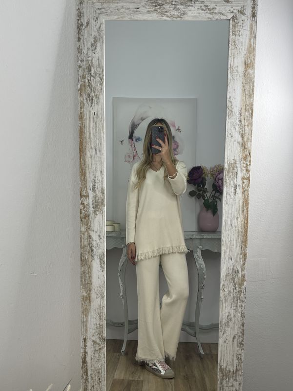 Conjunto hueso con flecos en el jersey y pantalón