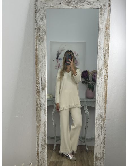 Conjunto hueso con flecos en el jersey y pantalón