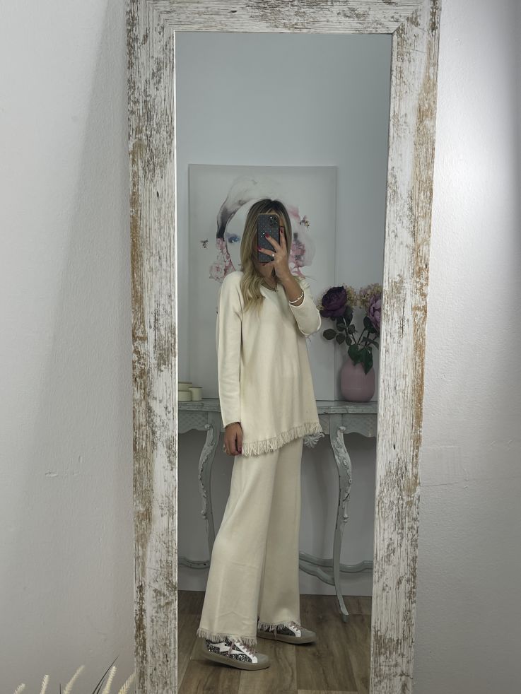 Conjunto hueso con flecos en el jersey y pantalón