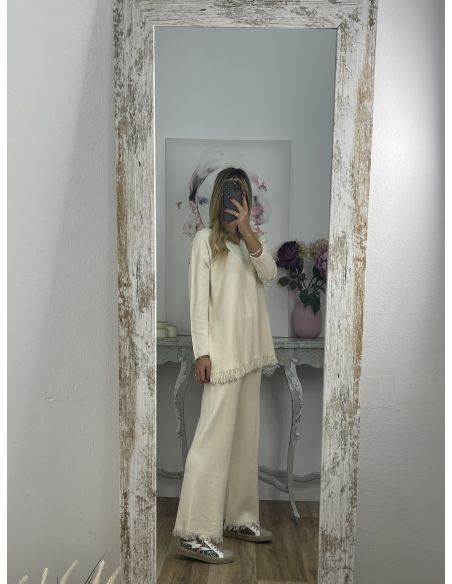 Conjunto hueso con flecos en el jersey y pantalón