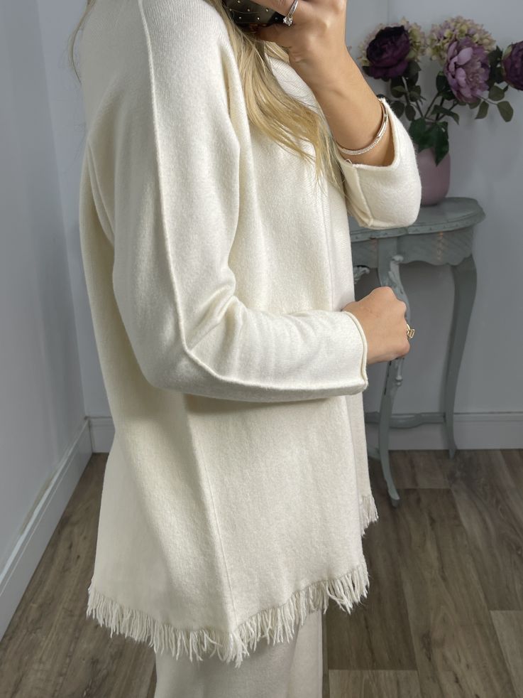 Conjunto hueso con flecos en el jersey y pantalón