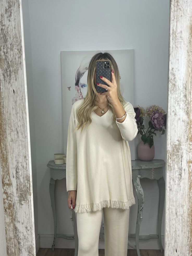 Conjunto hueso con flecos en el jersey y pantalón