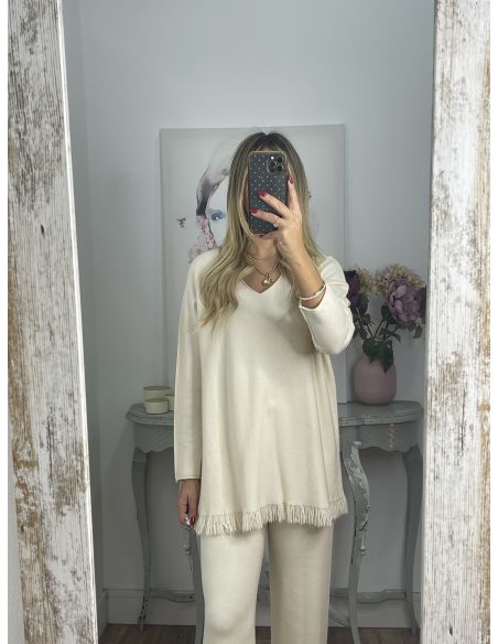 Conjunto hueso con flecos en el jersey y pantalón