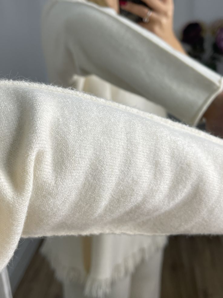 Conjunto hueso con flecos en el jersey y pantalón