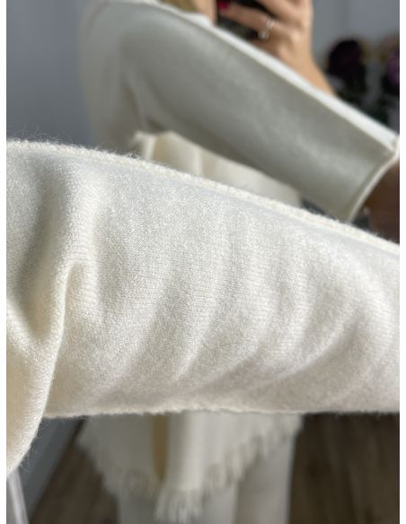 Conjunto hueso con flecos en el jersey y pantalón