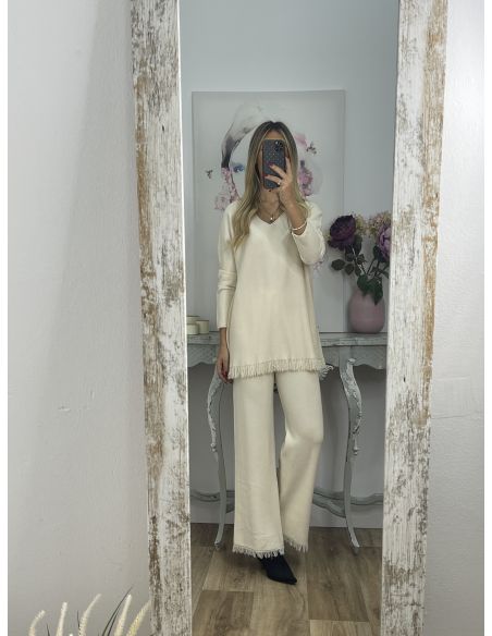 Conjunto hueso con flecos en el jersey y pantalón
