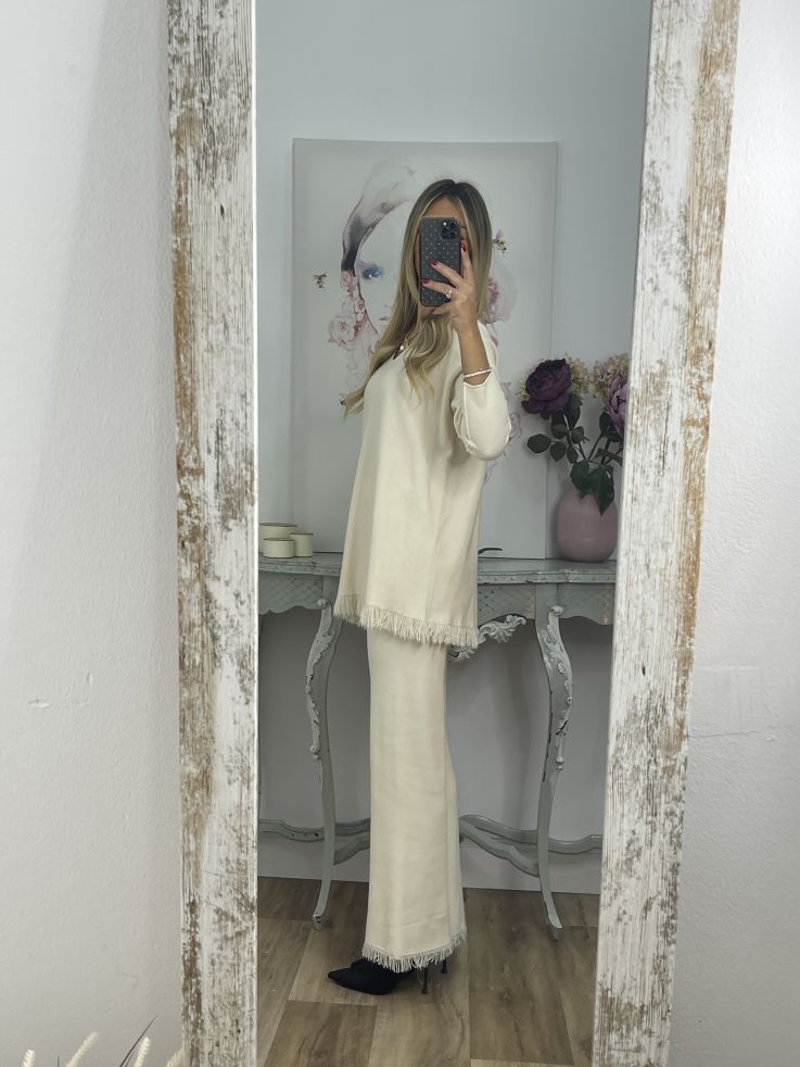Conjunto hueso con flecos en el jersey y pantalón