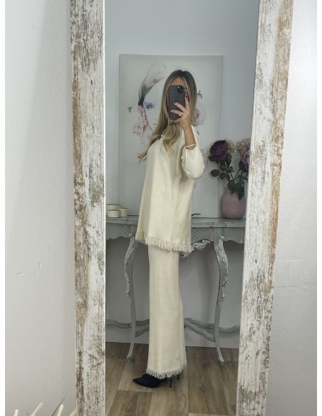 Conjunto hueso con flecos en el jersey y pantalón