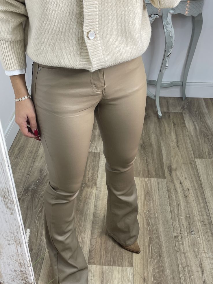 Pantalón polipiel acampanado taupe